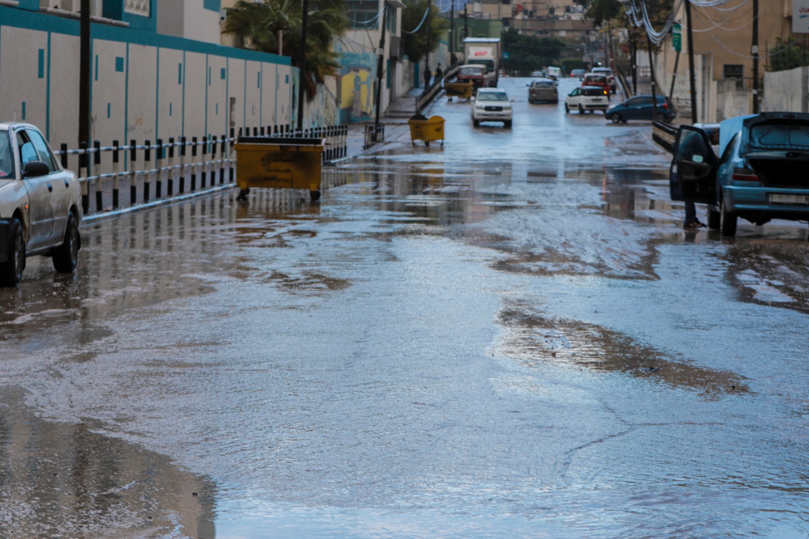 بلدية غزة: كثافة مياه الأمطار وتضرر خطوط التصريف تسببا في ارتفاع منسوب المياه