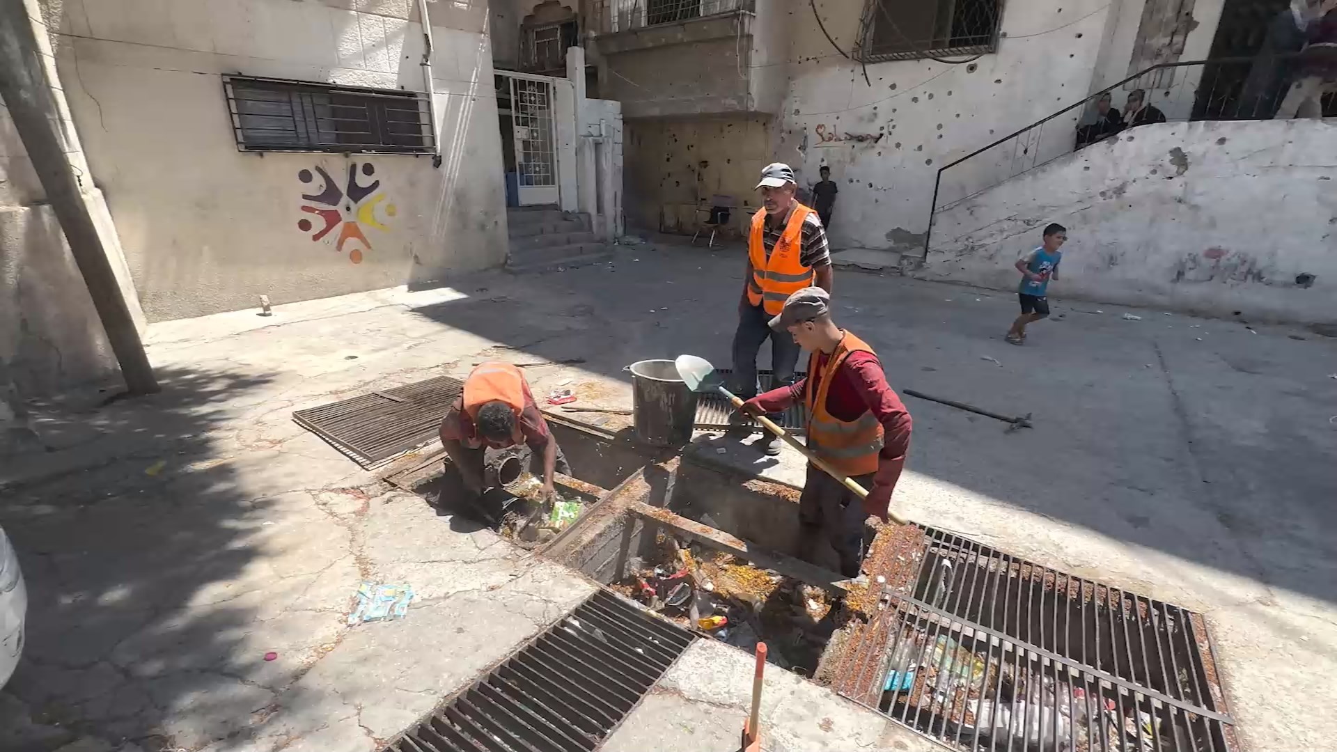 بلدية غزة تشرع بتنظيف مصارف مياه الأمطار وسط دمار غير مبسوق في الشبكات